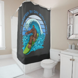 Pro by Day, Myth by Night Surfen Bigfoot Schwarz Duschvorhang