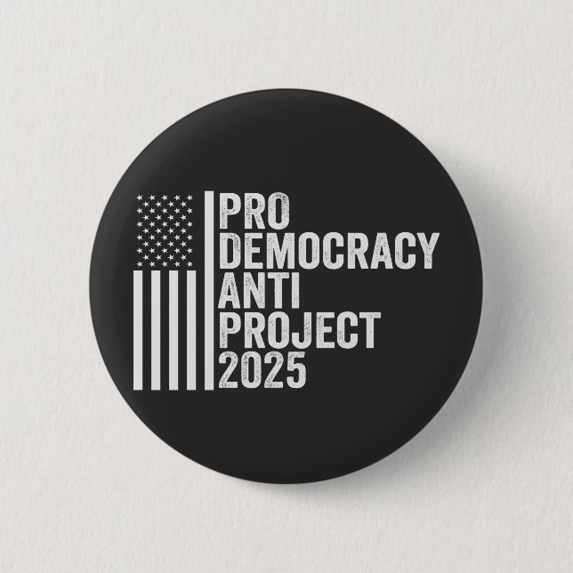 Pro Democracy Anti Project 2025 Republikaner Trump Button (Vorderseite)