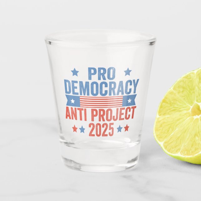 Pro Democracy Anti Project 2025 Republikaner Trump Schnapsglas (Vorderseite)