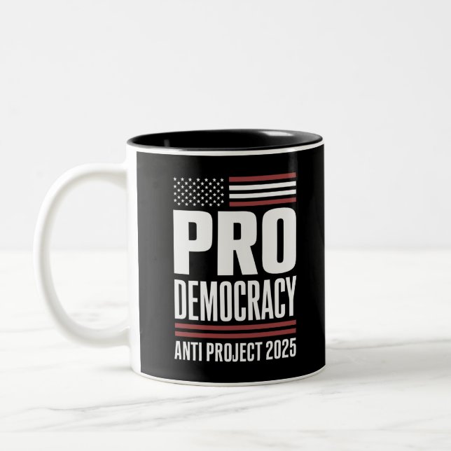Pro Democracy Anti Project 2025 Trump 2025 Zweifarbige Tasse (Links)
