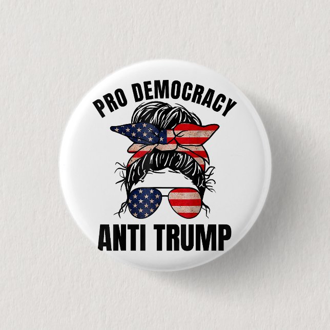 Pro Democracy - Anti Trump Messy Bun American Flag Button (Vorderseite)
