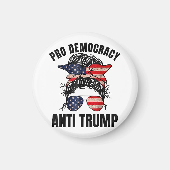 Pro Democracy - Anti Trump Messy Bun American Flag Magnet (Vorne)