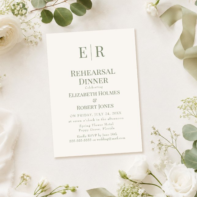 Probedinner-Einladung mit Oliven-Monogramm Einladung (Olive Monogram Rehearsal Dinner Invitation on a table with white roses)