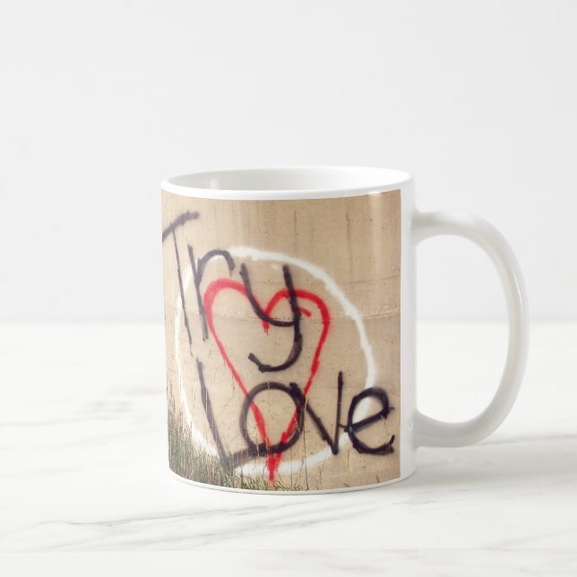 Probieren Sie Liebe Graffiti an der Mauer aus Tasse (Rechts)