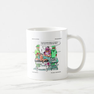 Proctologin verlässt das Handy und lässt sich zwit Tasse