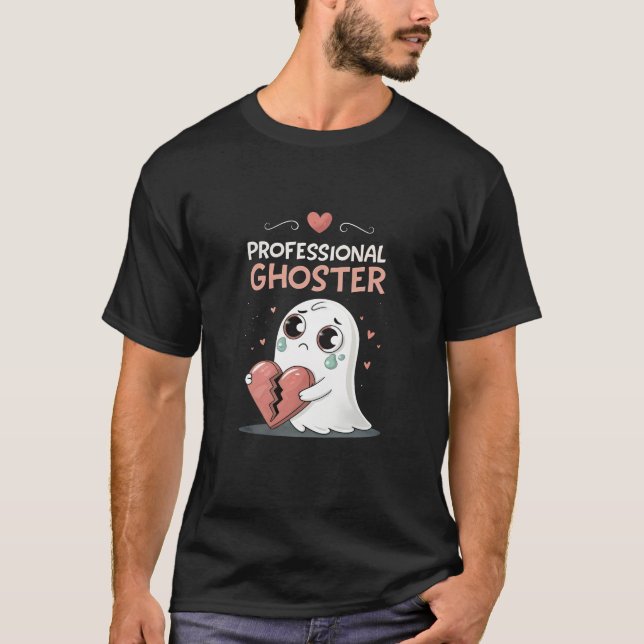 Professional Ghoster A cute ghost holding a heart T-Shirt (Vorderseite)