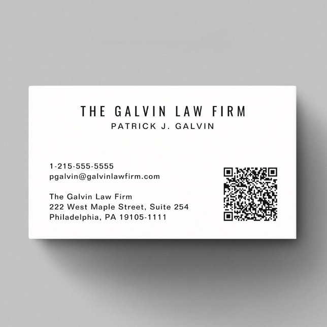 Professioneller Mitarbeiter eines QR-Code-Unterneh Visitenkarte (Capture attention, make connections, and leave a lasting impression with our modern QR business card)