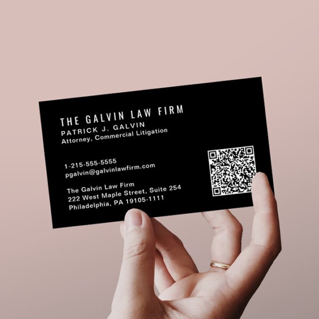 Professioneller Mitarbeiter-QR-Code Schwarz Visitenkarte (Capture attention, make connections, and leave a lasting impression with our modern QR business card)