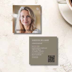 Professionelles Foto QR Social Media Beige-braun Quadratische Visitenkarte