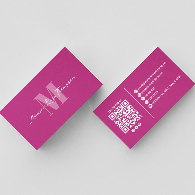 Professionelles Modernes Monogramm Rosa QR-Code Visitenkarte (Pink monogram QR code business card with elegant script name and social media connections.)
