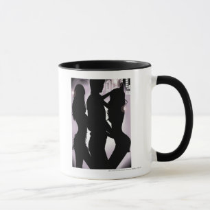 Profil eines Manntanzens mit Frauen in einem Tasse