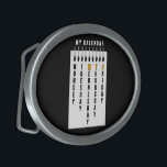 Programmkalender Ovale Gürtelschnalle<br><div class="desc">Die Produktlinie "Weekday Wit" mit einem cleveren Kalenderdesign, das dem wöchentlichen Grind eine humorvolle Dynamik verleiht. Diese spielerische Aufnahme des klassischen Kalenders hebt das Akronym "WTF" hervor - aber in diesem Zusammenhang geht es um die zentralen Tage: Mittwoch, Donnerstag und Freitag, die uns in das Wochenende führen. Dieses Design ist...</div>