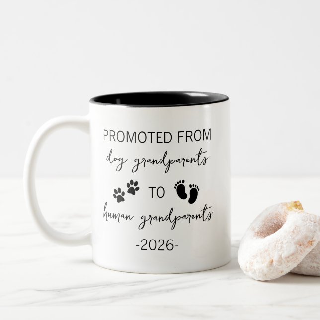 Promoted From Dog Grandparents To Human 2026  Zweifarbige Tasse (Mit Donut)