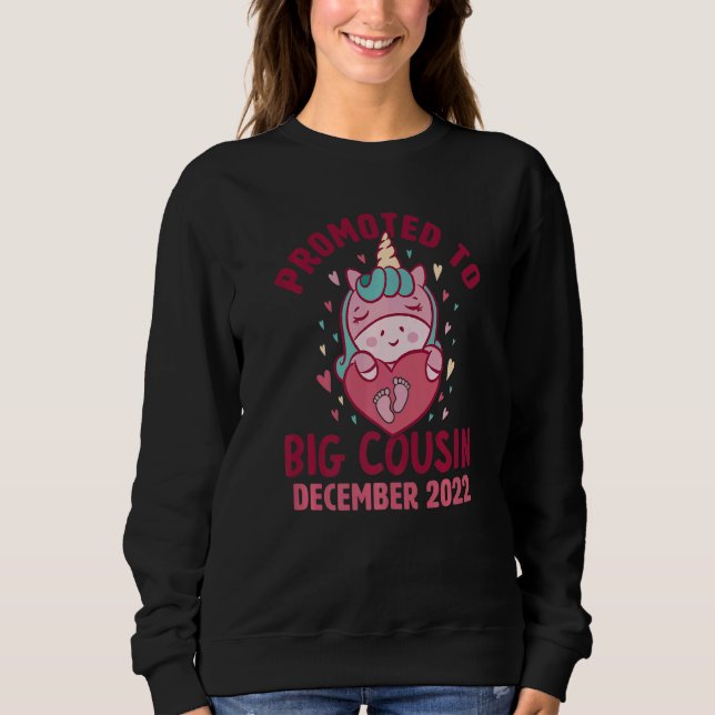 Promoted to Big Cousin December 2022 Unicorn Heart Sweatshirt (Vorderseite)