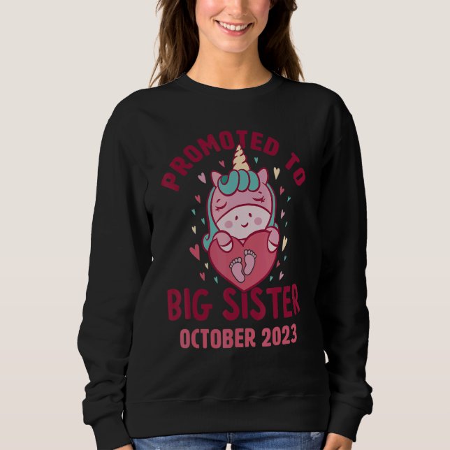 Promoted to Big Sister October 2023 Unicorn Hearts Sweatshirt (Vorderseite)