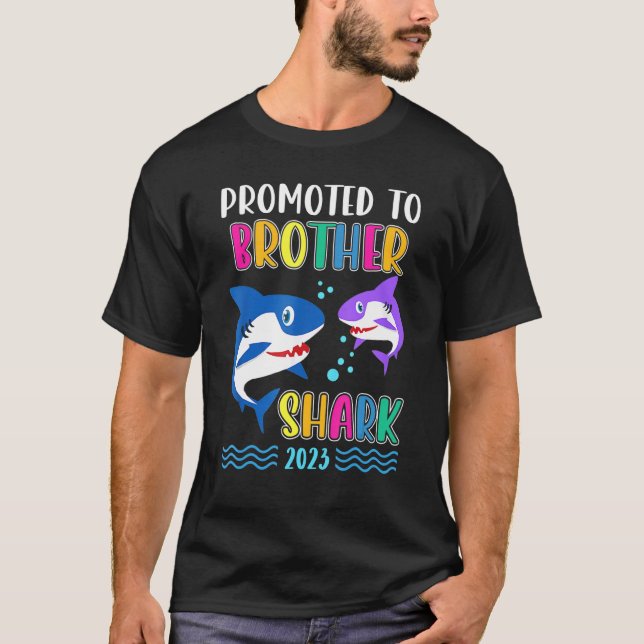 Promoted to Brother Shark 2023 First Time Brother  T-Shirt (Vorderseite)