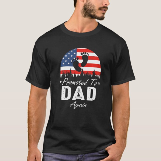 Promoted To Dad Again 2024 US Flag Father's Day Pr T-Shirt (Vorderseite)