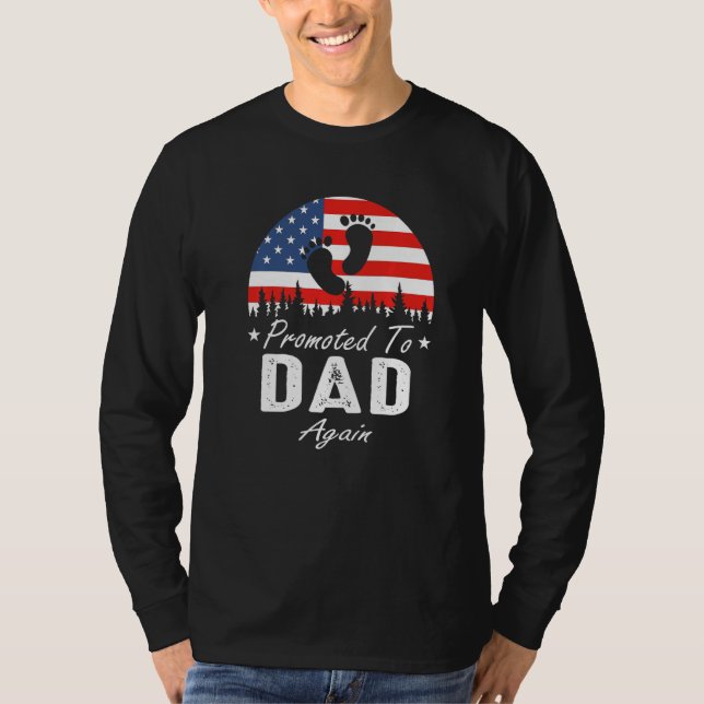 Promoted To Dad Again 2024 US Flag Father's Day Pr T-Shirt (Vorderseite)