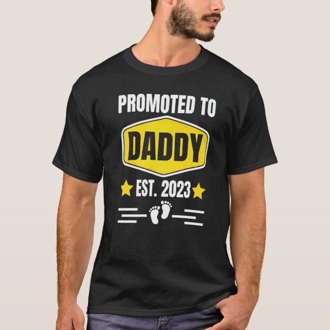 Promoted to Daddy 2023 First Time Dad Papa Pregnan T-Shirt (Vorderseite)