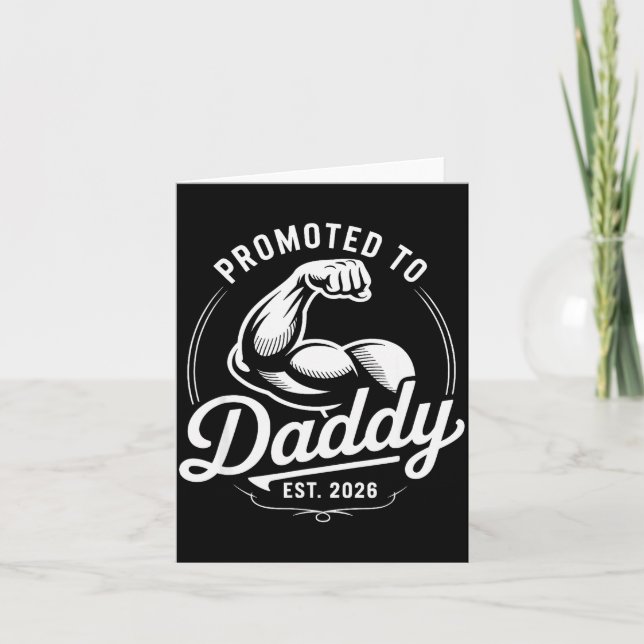 Promoted To Daddy Est. 2026 Funny New Dad Baby Ann Karte (Vorderseite)