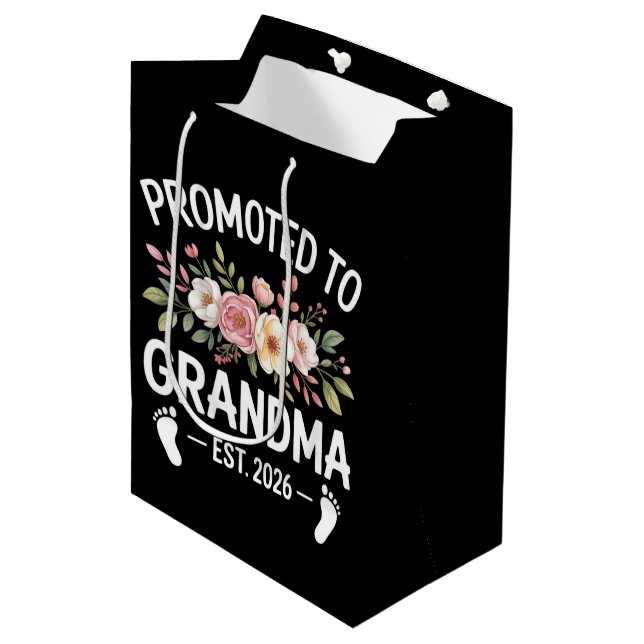 Promoted to Grandma 2026 First Time Nana Floral  Mittlere Geschenktüte (Vorderseite Schrägansicht)