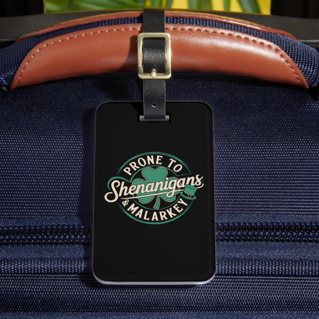 Prone to Shenanigans & Malarkey St Patrick's Day Gepäckanhänger (Vorderseite Insitu 2)