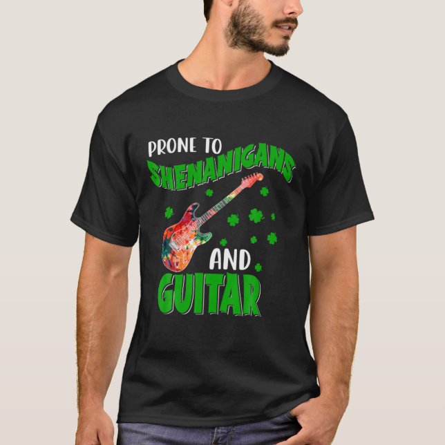 Prone to Shenanigans und Gitarre Funny St Patrick' T-Shirt (Vorderseite)
