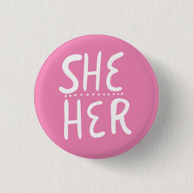 Pronouns Pink mit angebrachtem Minimalknopf Button (Vorderseite)