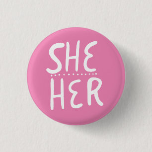 Pronouns Pink mit angebrachtem Minimalschalter Button