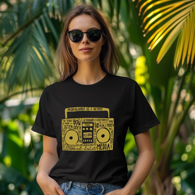 Propaganda ist ein T - Shirt mit Waffen (Von Creator hochgeladen)