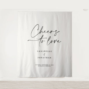 Prost auf die moderne schwarze Minimal-Hochzeit mi Wandteppich