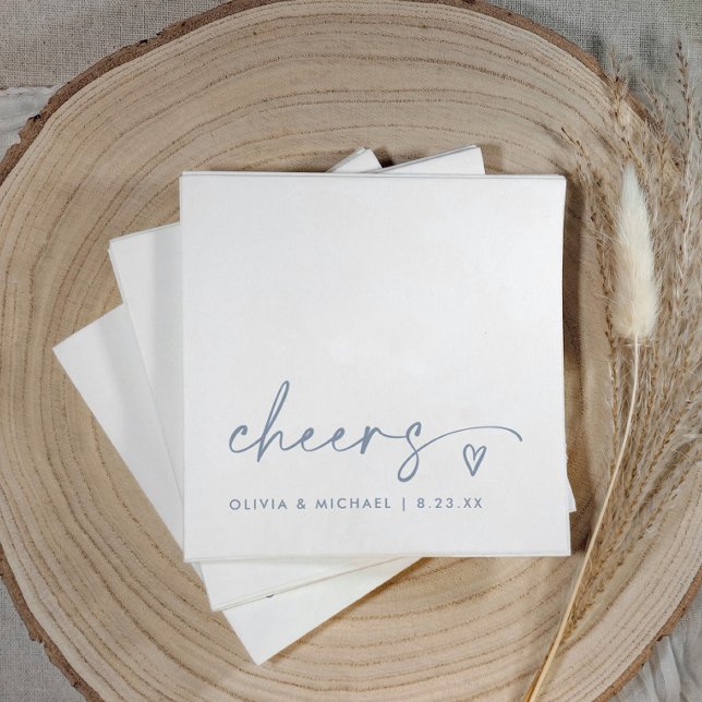 Prost Handschrift & Herz Dusty Blue Hochzeit Serviette (Dusty blue “cheers” wedding napkins with handwritten script, heart accent, and simple modern style.)