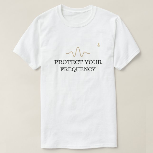 PROTECT YOUR FREQUENCY – Minimal Gold Wave Energy  T-Shirt (Design vorne)