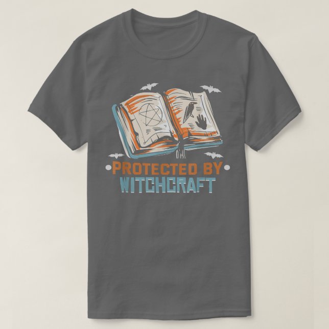 Protected by witchcraft Magic Halloween Occult Wit T-Shirt (Design vorne)