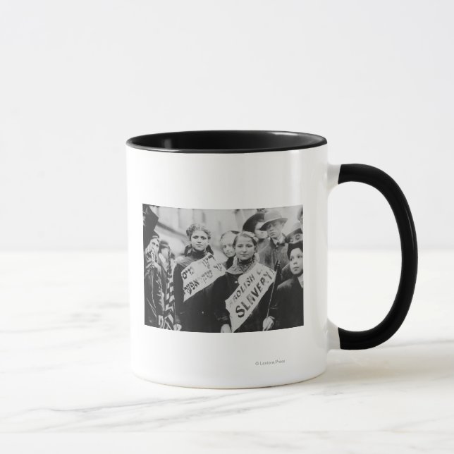Protest gegen Kinderarbeit in der Arbeitsparade Tasse (Rechts)