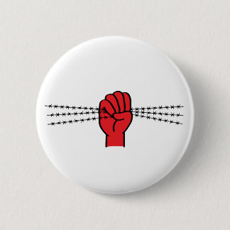 Protestsymbolik traf prikkeldraad. Gebalde vuist. Button