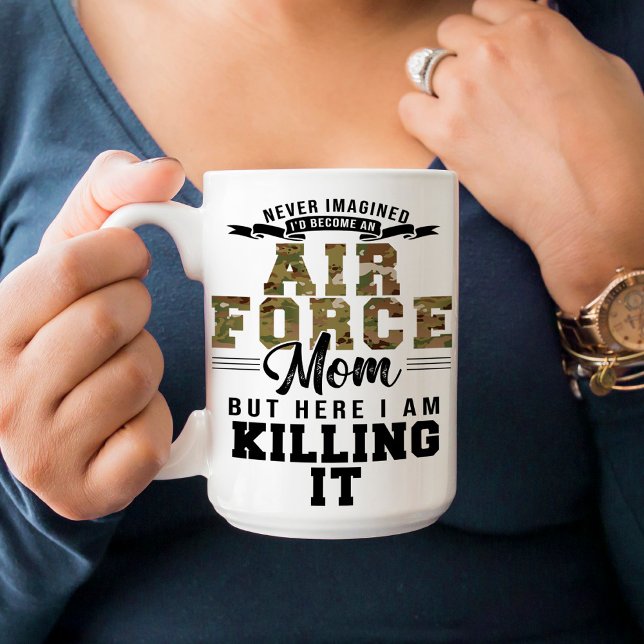 Proud Air Force Mom Killing It Funny Military  Kaffeetasse (Air Force Mom funny coffee mug gift, 15 oz, never imagined, but here I am killing it, basic training)