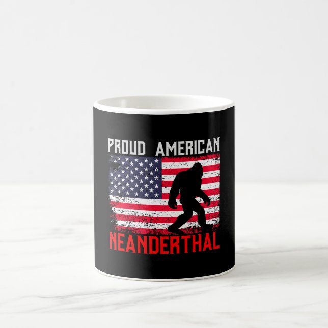Proud American Neanderthal | USA Flag & Bigfoot Kaffeetasse (Mittel)