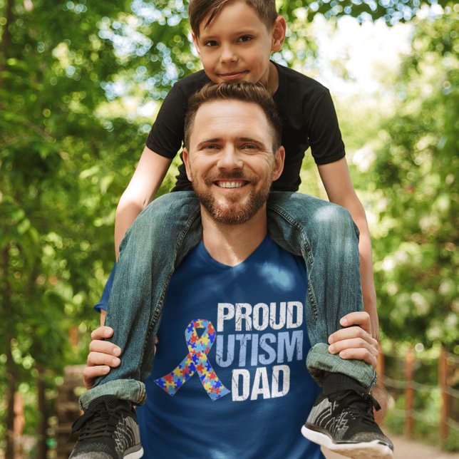 Proud Autism Vater Blauer Bekanntheitsgrad T-Shirt (Von Creator hochgeladen)