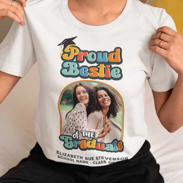Proud Bestie des Graduierten Foto Groovy Retro T-Shirt (Von Creator hochgeladen)