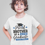 Proud Brother 2022 Absolvent schwarzen blauen Kaps T-Shirt<br><div class="desc">Feiern Sie den Abschluss Ihres Bruders oder Ihrer Schwester mit diesem modernen T - Shirt mit einem "Proud BROTHER of a 2022 Graduate"-Typografie in Schwarz und Blau; passen Sie diesen T - Shirt einfach mit dem Abschluss Jahr und dem Namen des Absolventen durch Bearbeiten der Vorlagenfelder an. Dieser T -...</div>