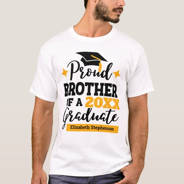 Proud Brother 2022 Graduate Black Gold Cap Name T-Shirt (Vorderseite)