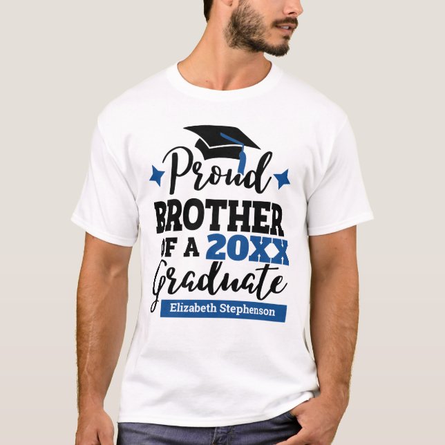 Proud Brother 2023 Absolvent schwarz-blaue Kapselb T-Shirt (Vorderseite)