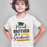 Proud Brother 2023 Graduate Black Gold Cap Name T-Shirt<br><div class="desc">Feiern Sie den Abschluss Ihres Bruders oder Ihrer Schwester mit diesem modernen T - Shirt mit einem "Proud BROTHER of a 2023 Graduate"-Typografie in Schwarz und Gold; passen Sie diesen T - Shirt einfach mit dem Abschluss Jahr und dem Namen des Absolventen an, indem Sie die Vorlagenfelder bearbeiten. Dieser T...</div>