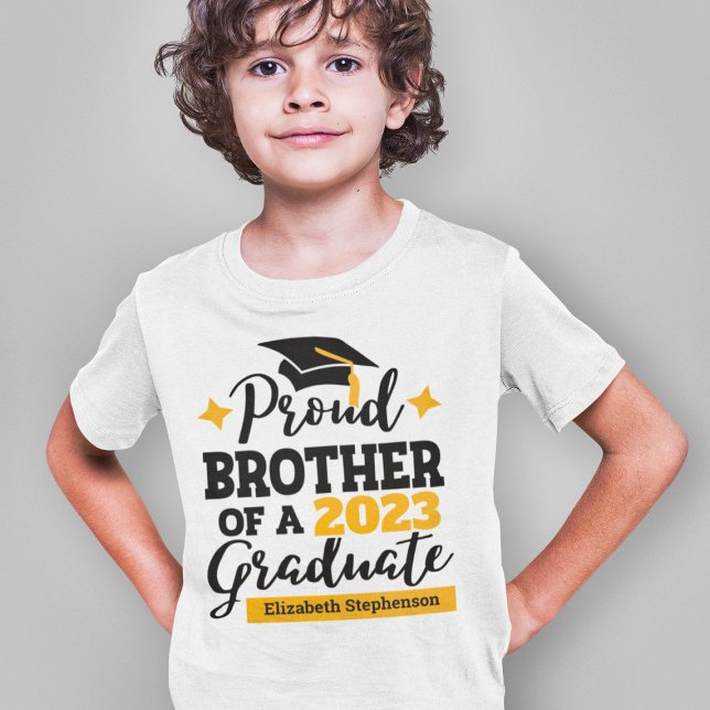 Proud Brother 2023 Graduate Black Gold Cap Name T-Shirt (Von Creator hochgeladen)