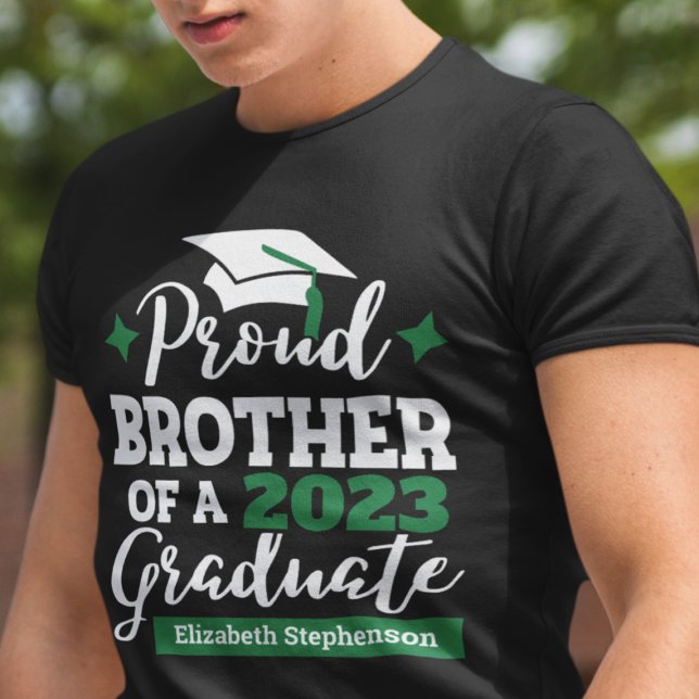 Proud Brother 2023 Graduierte schwarz grüne Kappe  T-Shirt (Von Creator hochgeladen)