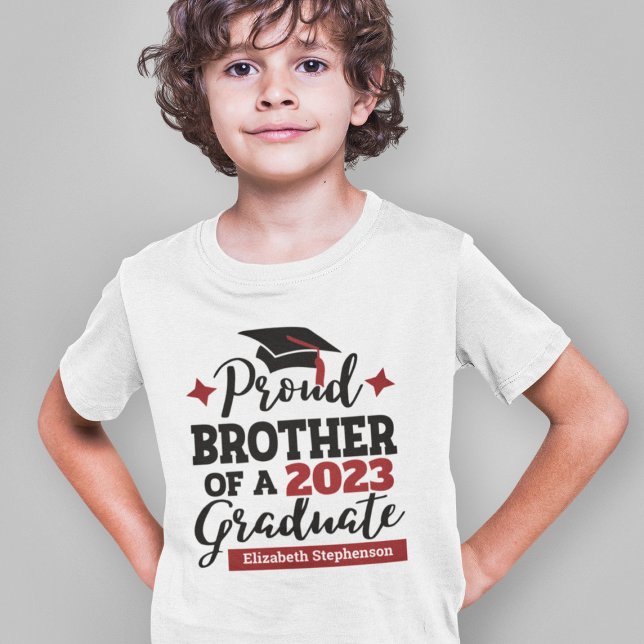 Proud Brother 2023 Graduierte schwarz rote Kapselb T-Shirt (Von Creator hochgeladen)
