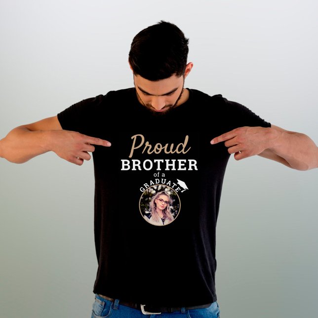 Proud Brother of a Graduate Graduate Cap Foto T-Shirt (Von Creator hochgeladen)