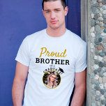 Proud Brother of a Graduate Graduate Cap Foto T-Shirt<br><div class="desc">Stolz Bruder eines Graduation Cap Foto T - Shirt. Personalisierter T - Shirt für den stolzen Bruder eines Absolventen mit einem Graduierungsmütze und einem Foto des Absolventen. Fügen Sie Ihr Foto hinzu. Sie können jeden Text auf dem T - Shirt ändern.</div>