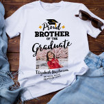 Proud Brother of the graduate Foto name T-Shirt<br><div class="desc">Feiern Sie den Abschluss Ihres Bruders oder Ihrer Schwester mit diesem modernen T - Shirt mit einer "Proud BROTHER of the Graduate"-Caption in schwarzen zeitgenössischen Schriftart, die mit einem Graduierdeckel mit einer goldenen Tassel dekoriert sind. Anpassen Sie diesen T - Shirt einfach mit einem Bild des Absolventen, des Abschlusses und...</div>